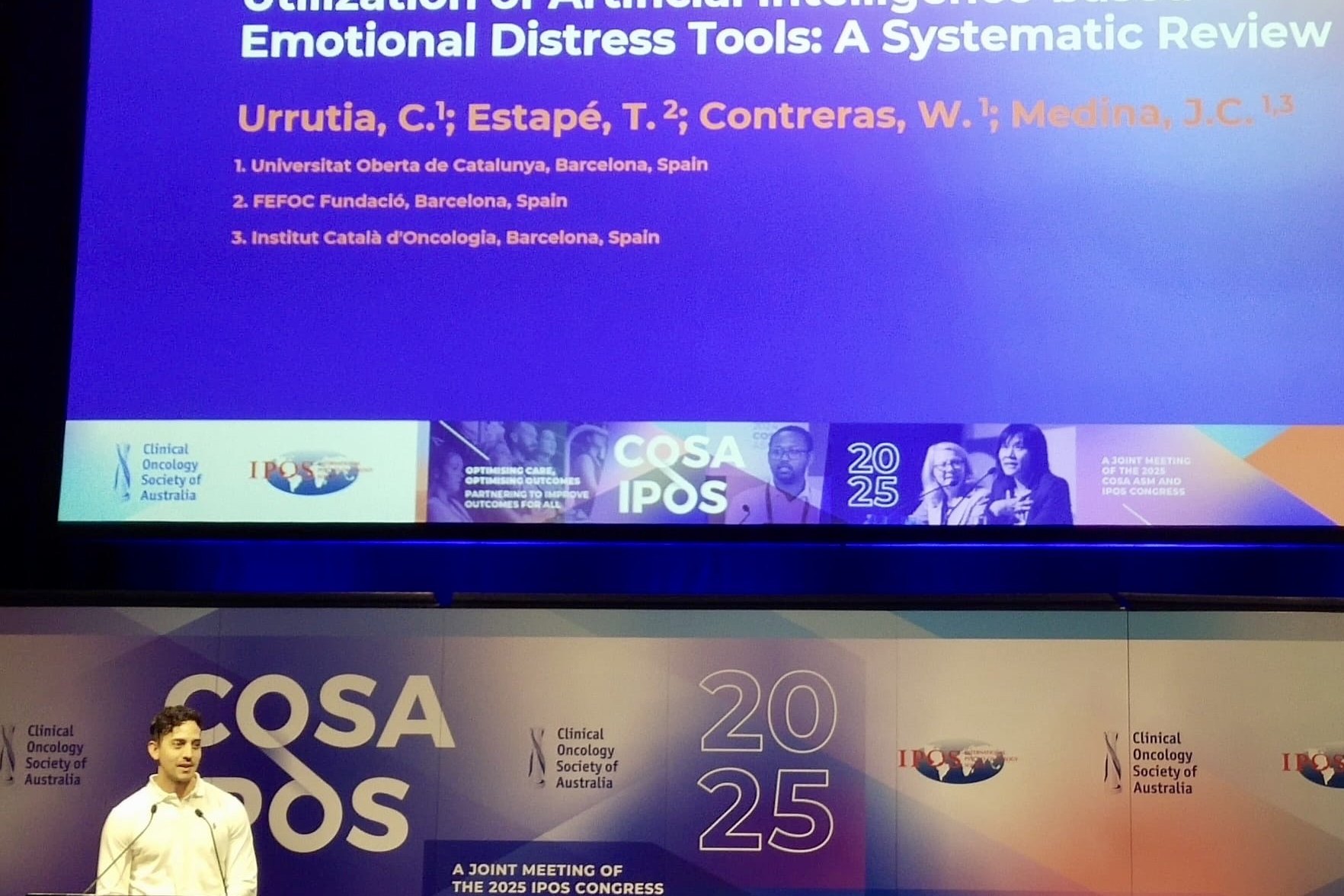 Carlos Urrutia presentando su revisión sistemática sobre herramientas de IA en el congreso COSA IPOS 2025