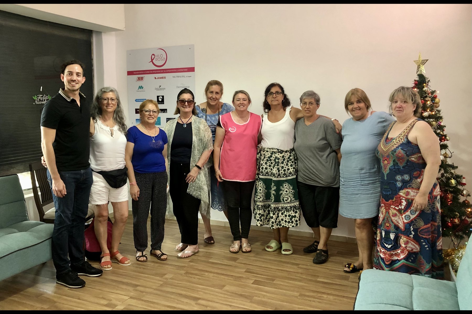 Carlos Urrutia junto al equipo de la asociación Hilo Rosa